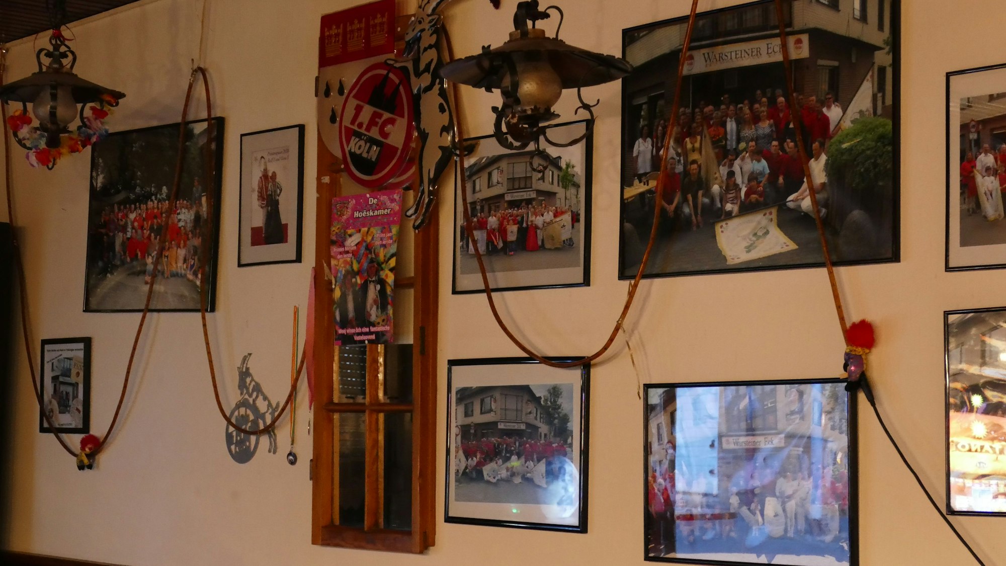 Bilder, Aufkleber und Emaillen dekorieren die Wand im „Warsteiner Eck“.