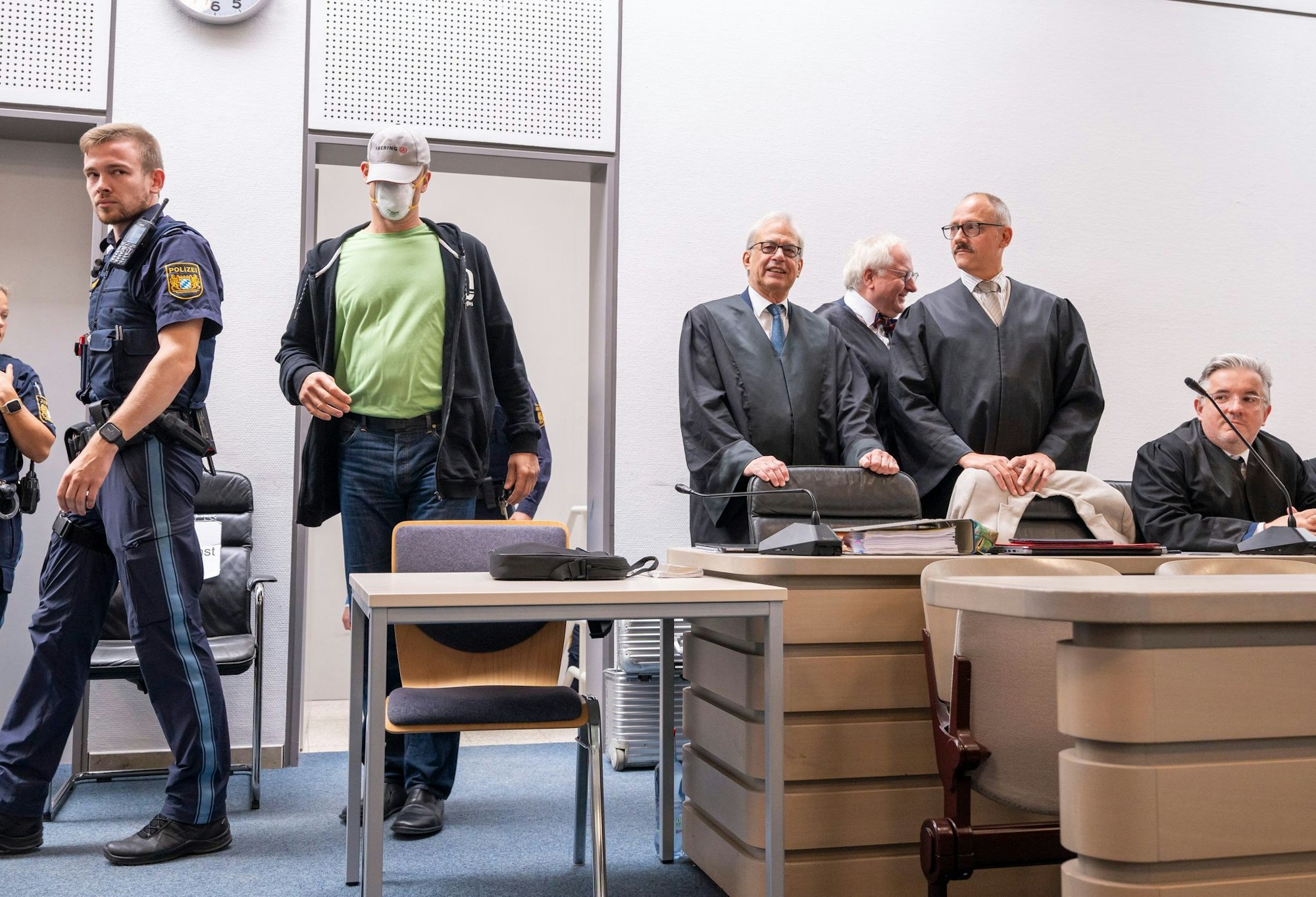 Der mutmaßliche Haupttäter kommt vor der Urteilsverkündung im Fall des Diebstahls des Manchinger Keltengoldes in den Gerichtssaal.
