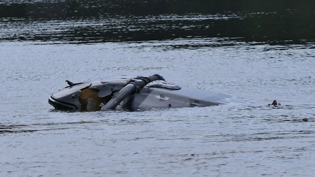 29.07.2025, Sachsen, Grimma: Ein Hubschrauberg treibt in der Nähe von Grimma in Sachsen in einem Fluss. Ein Helikopter ist in der Nähe von Grimma in Sachsen in einen Fluss gestürzt. Zu Opfern sei bisher nichts bekannt, sagte ein Sprecher des Kreisfeuerwehrverbands Landkreis Leipzig. Zuvor hatte die «Leipziger Volkszeitung» berichtet. Foto: Sören Müller/Medienportal-Grimma/dpa +++ dpa-Bildfunk +++