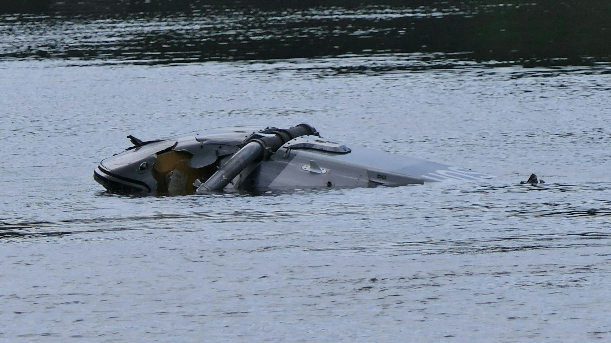 29.07.2025, Sachsen, Grimma: Ein Hubschrauberg treibt in der Nähe von Grimma in Sachsen in einem Fluss. Ein Helikopter ist in der Nähe von Grimma in Sachsen in einen Fluss gestürzt. Zu Opfern sei bisher nichts bekannt, sagte ein Sprecher des Kreisfeuerwehrverbands Landkreis Leipzig. Zuvor hatte die «Leipziger Volkszeitung» berichtet. Foto: Sören Müller/Medienportal-Grimma/dpa +++ dpa-Bildfunk +++