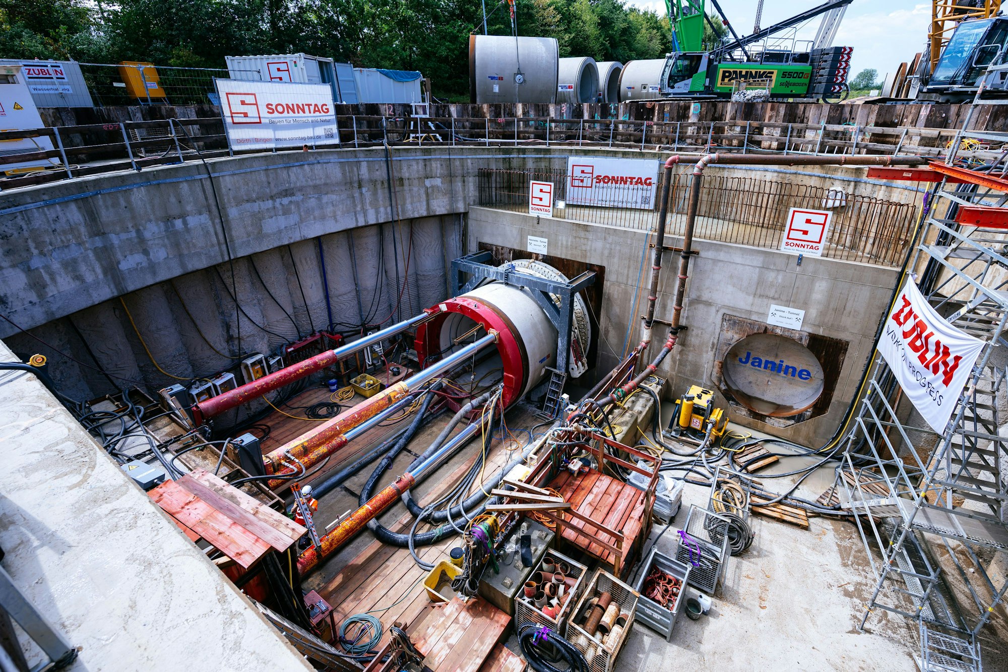 Hydraulikpressen drücken die Rohre in den Tunnel.