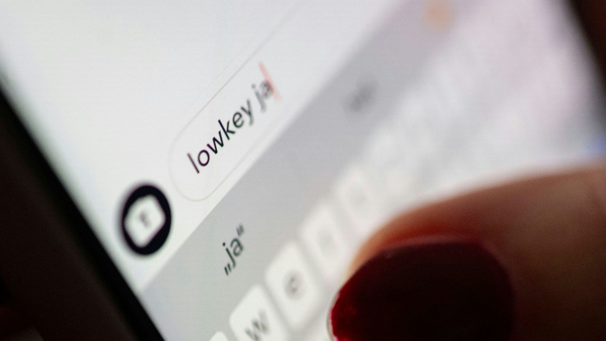 Das Wort „lowkey“ ist auf einem Smartphone zu sehen. Jugendliche haben ihre Favoriten für das „Jugendwort des Jahres 2025“ gewählt, das Wort „lowkey“ schaffte es unter die Top Ten.