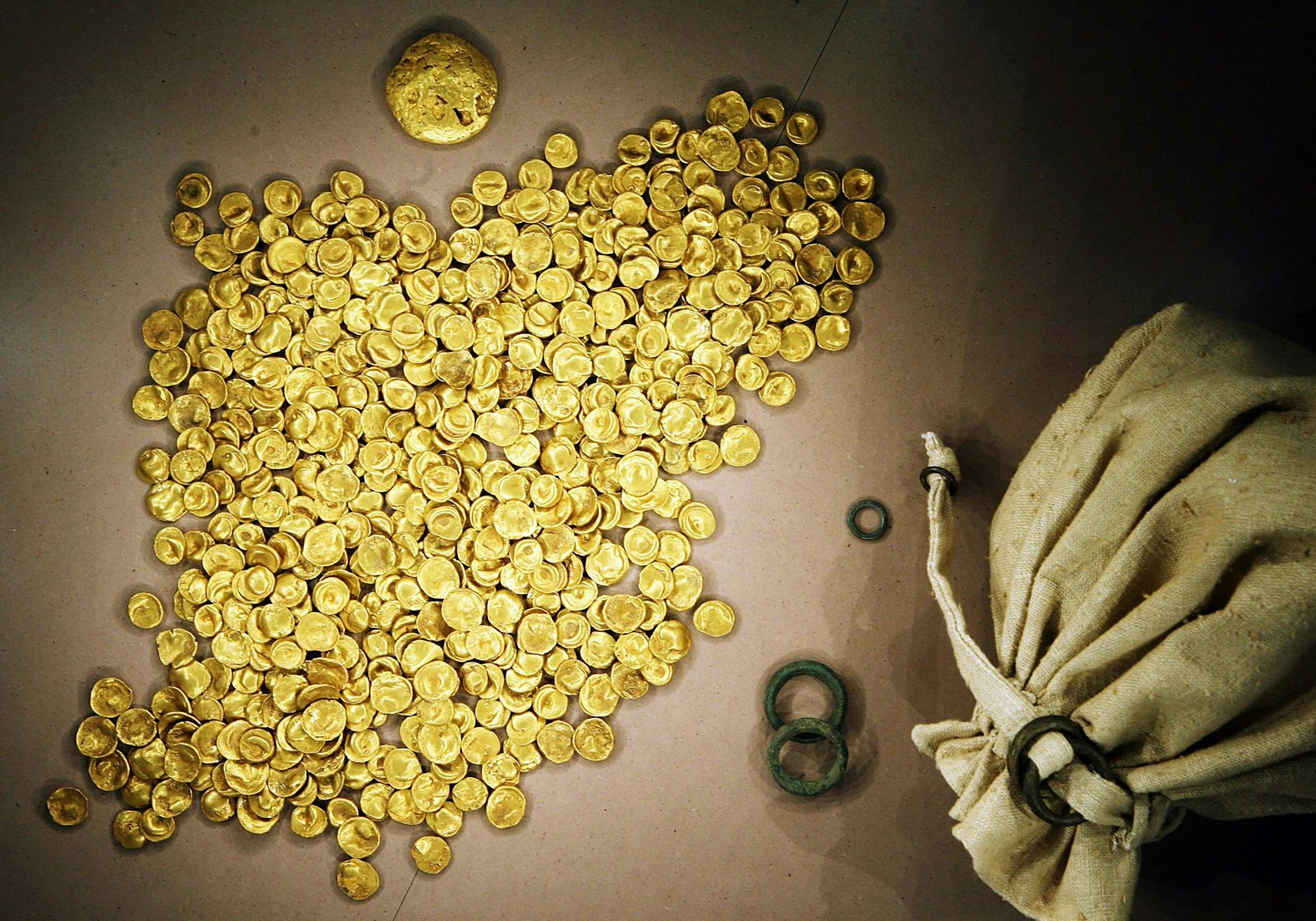 Der 3,7 Kilogramm schwere Kelten-Goldschatz wurde einst in einer Bodenvitrine im Museum in Manching ausgestellt. (Archivbild)
