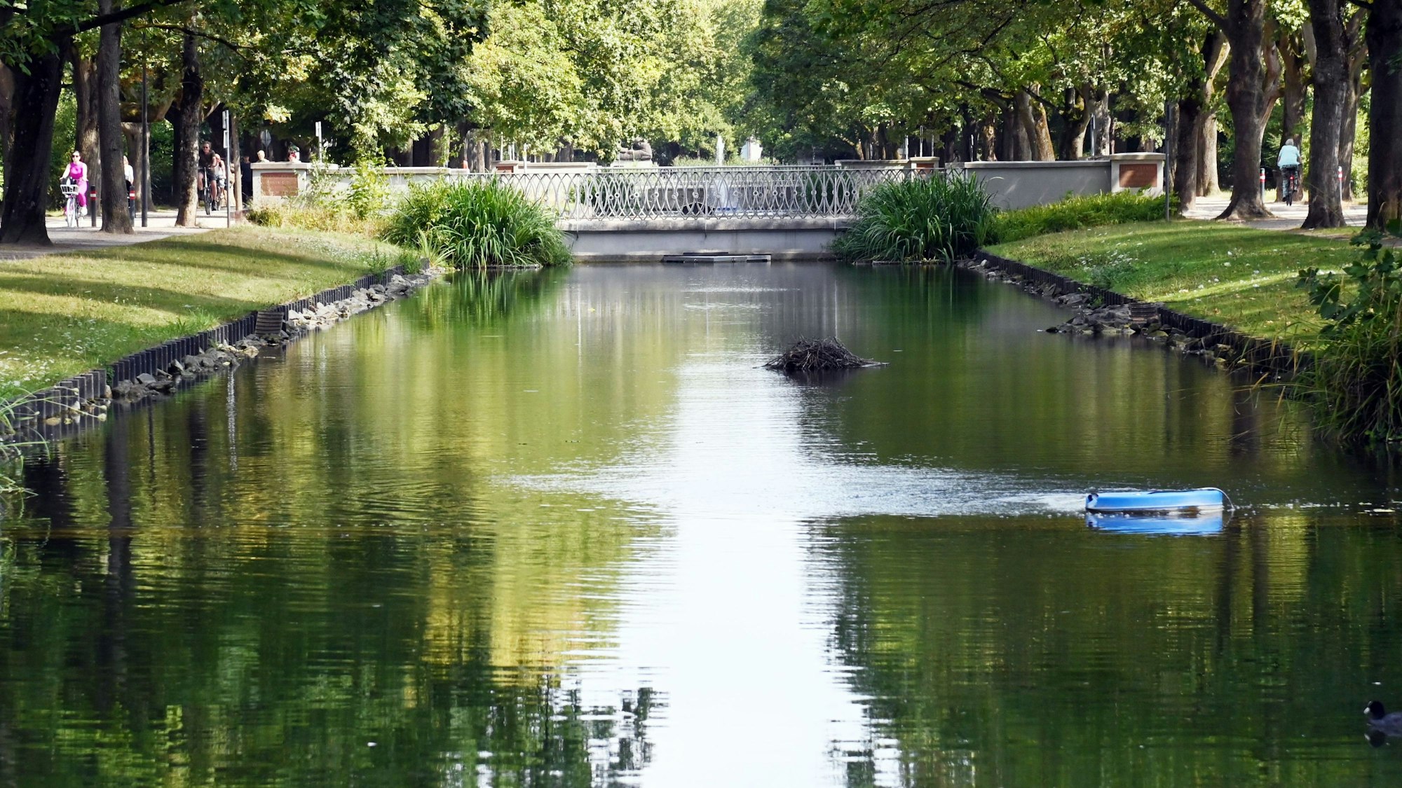 Nahe dem Rautenstrauchkanal in Köln-Lindenthal ist bei Sondierungsarbeiten ein Blindgänger aus dem Zweiten Weltkrieg gefunden worden.