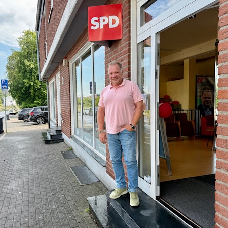 SPD-Bürgermeisterkandidat Ralph Liebig vor dem Parteibüro