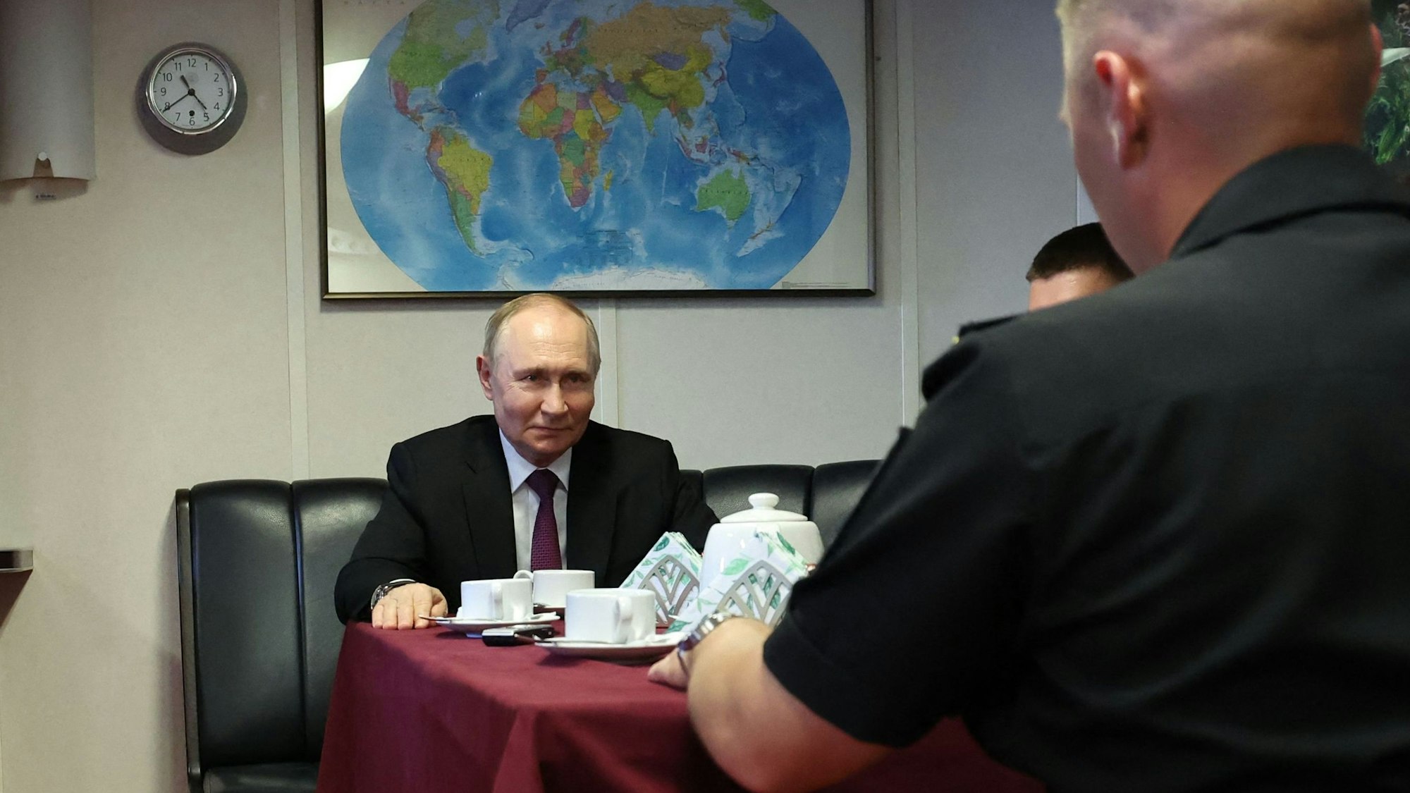 Wladimir Putin bei einem Besuch einer Fregatte der „Admiral Grigorowitsch“-Klasse am 27. Juli in St. Petersburg. Der Kremlchef bleibt auf Kriegskurs.