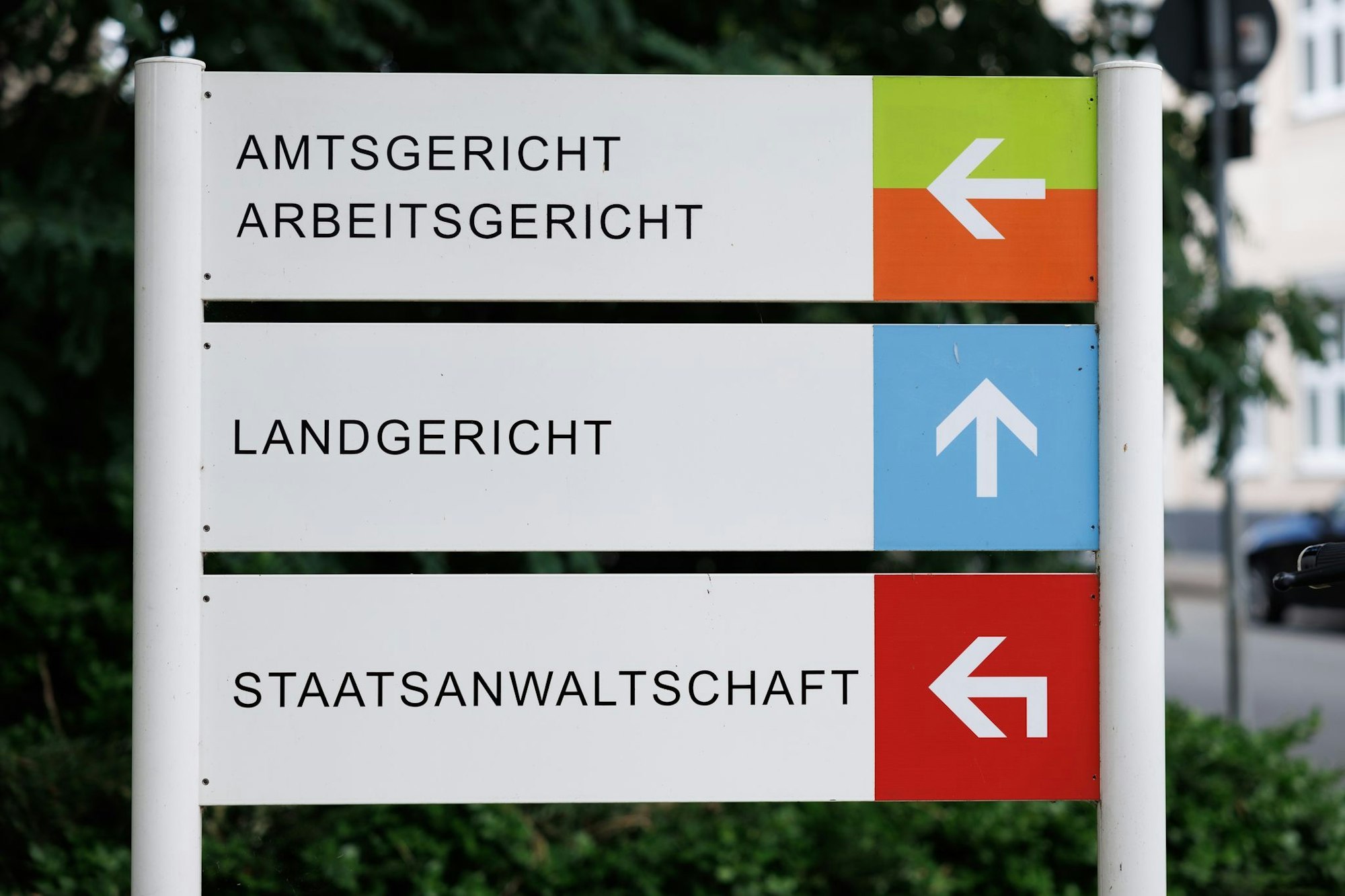 Am Landgericht Bielefeld hat ein Prozess um Beihilfe zum Totschlag begonnen. Dabei geht es um den Verdacht der Sterbehilfe. (Archivbild)