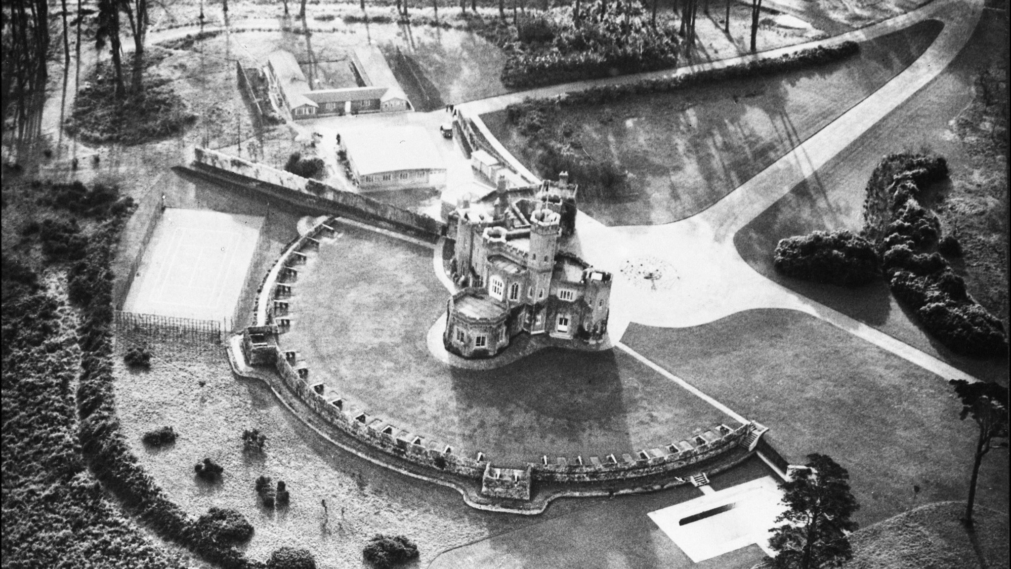Fort Belvedere, einst Wohnsitz von Edward VIII. und Ort seiner historischen Abdankung im Jahr 1936, ist heute an Privatpersonen vermietet.