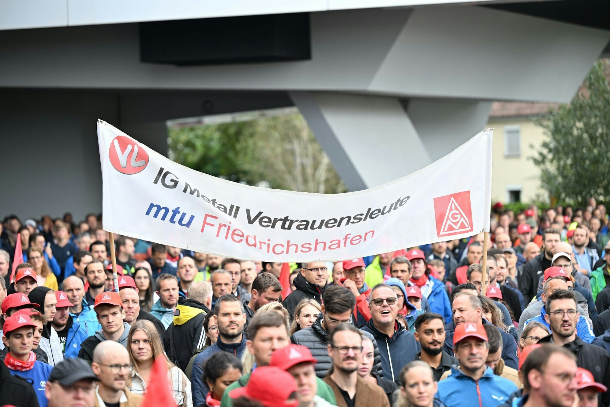 Bereits im vergangenen Jahr waren viele Beschäftigte gegen einen geplanten Stellenabbau auf die Straße gegangen. (Archivbild)