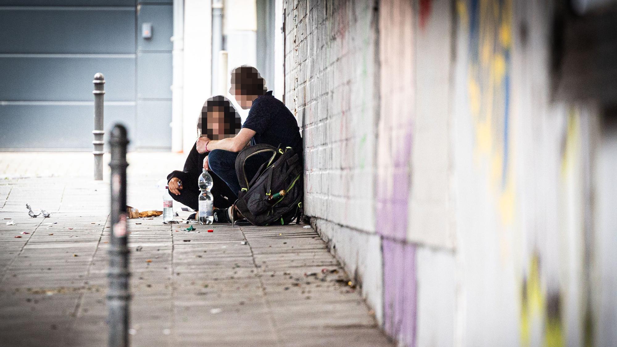 Drogenkonsumenten am Neumarkt.