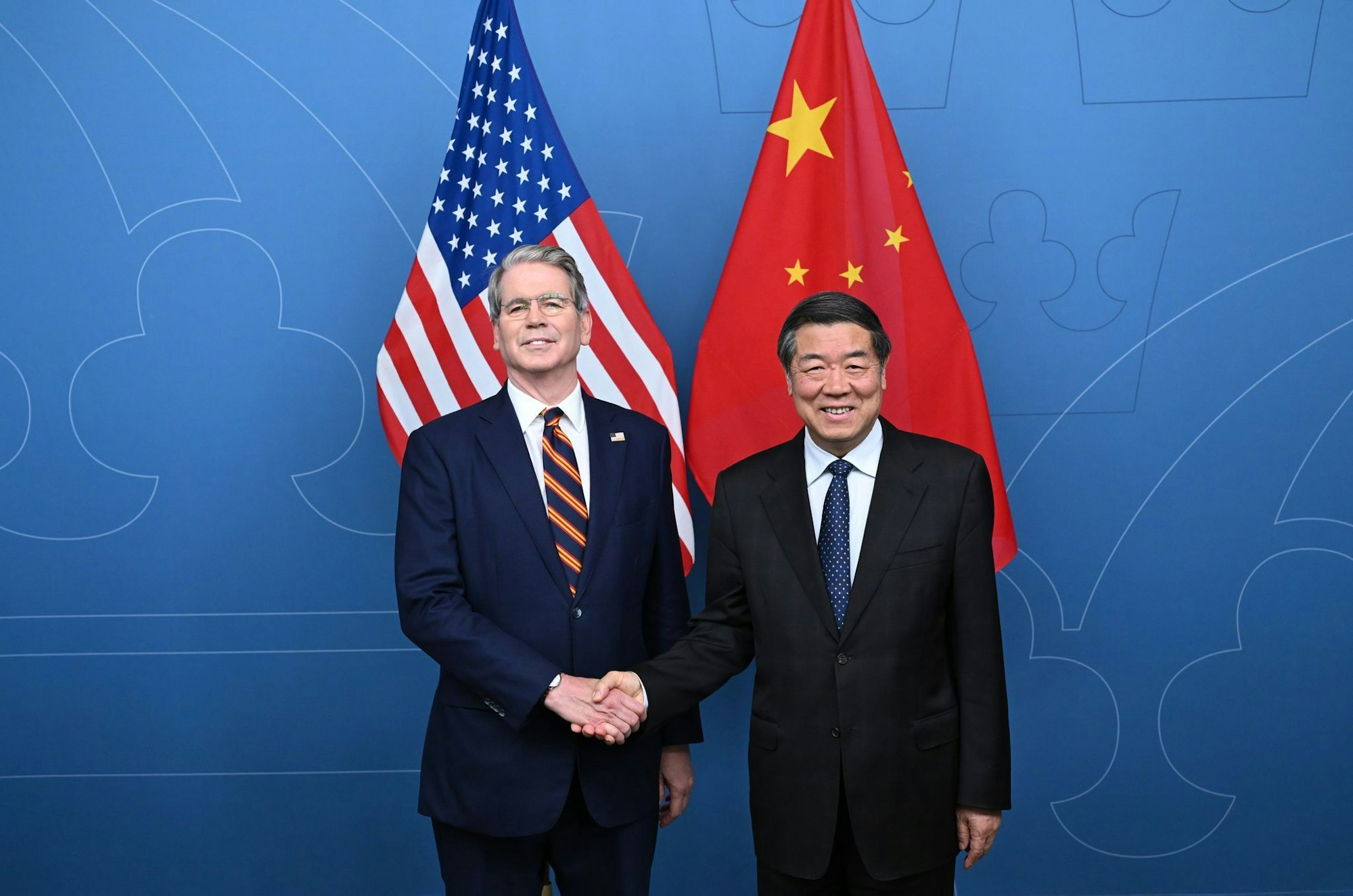 US-Finanzminister Scott Bessent (l) und Chinas Vize-Ministerpräsident He Lifeng trafen sich zu den Handelsgesprächen in Stockholm.