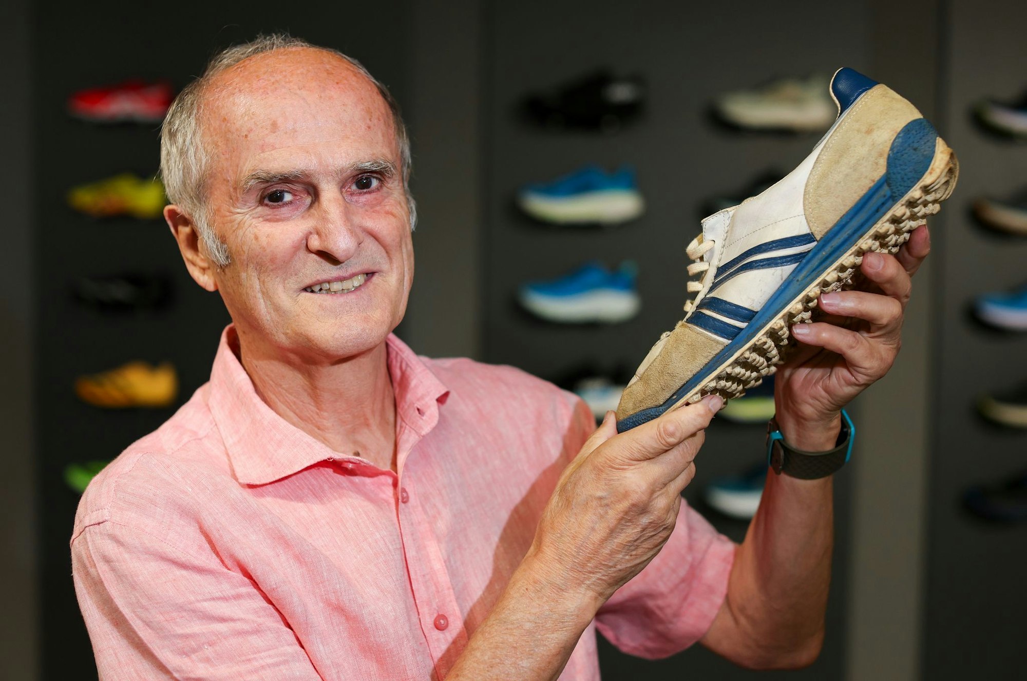 Waldemar Cierpinski präsentiert einen alten DDR-Laufschuh.