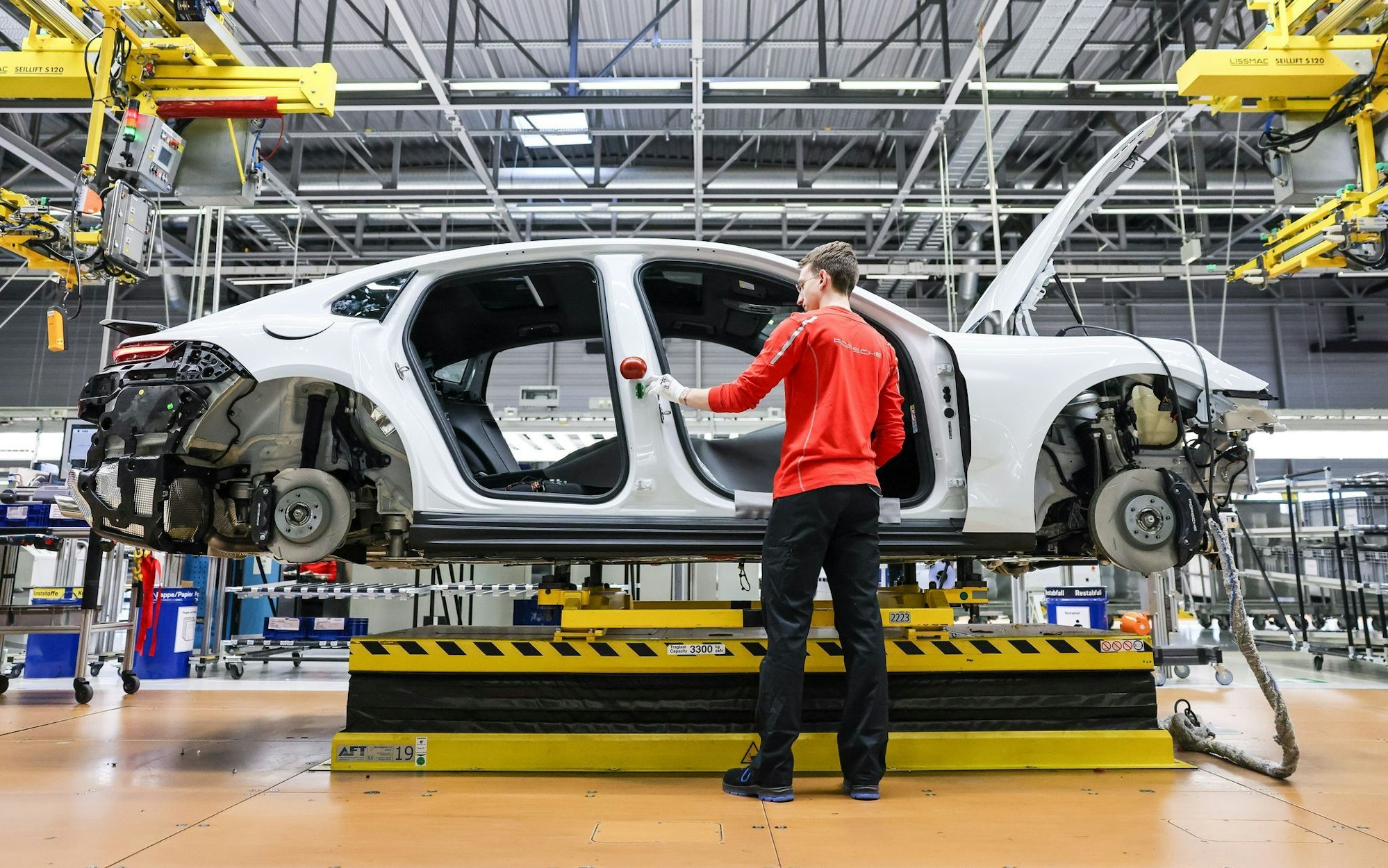 Porsche will in den kommenden Jahren rund 1.900 Stellen streichen - und verhandelt bereits über das nächste Sparprogramm. (Archivbild)