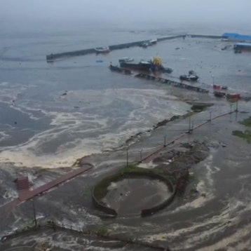 Luftaufnahme eines von einem Erdbeben und einem anschließenden Tsunami betroffenen Gebiets in der Region Sachalin im Osten Russlands.