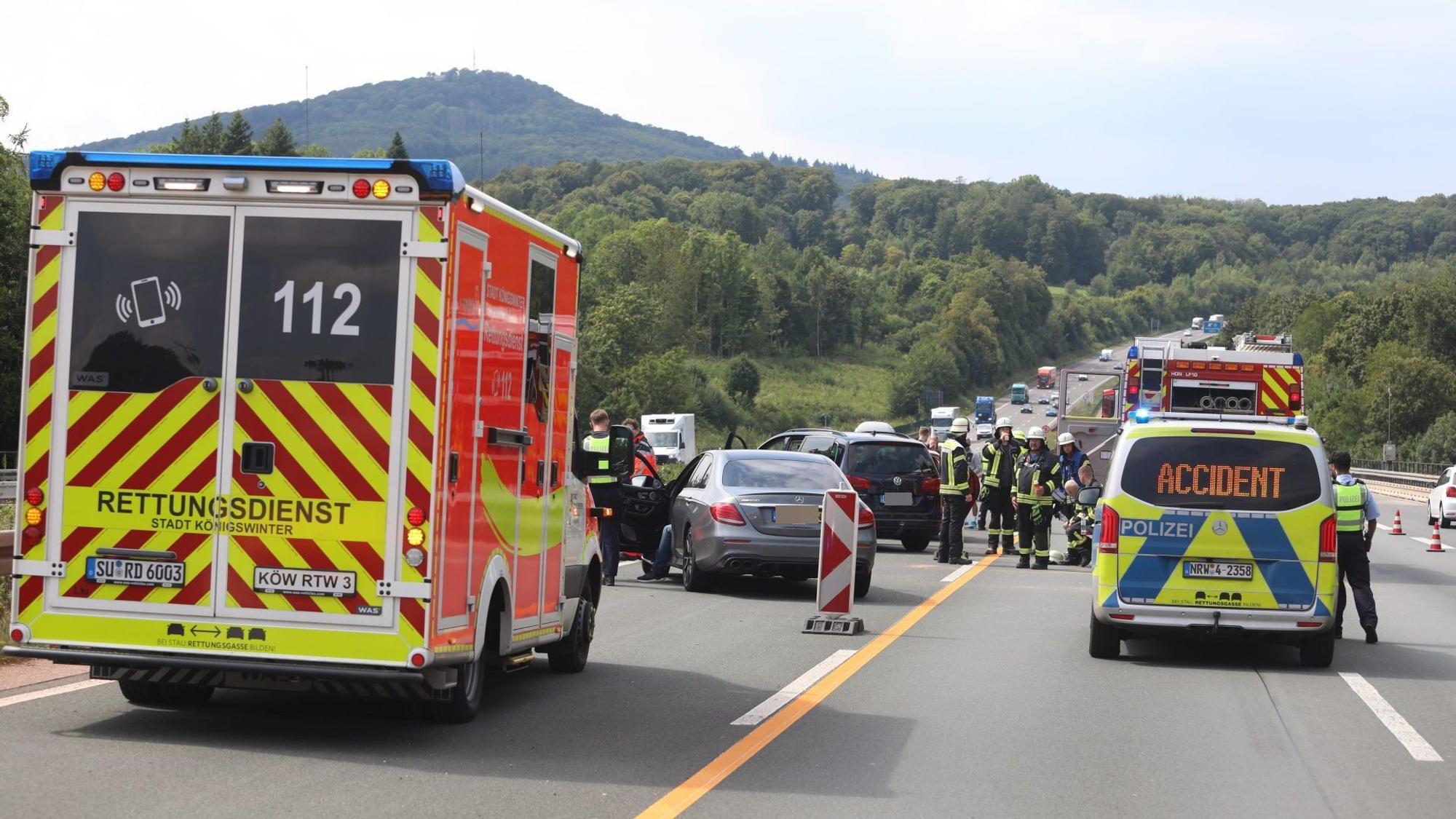 Erneut Unfall auf der A3 zu Beginn der Baustelle zwischen dden Anschlussstellen Bad Honnef/Linz und Siebengebirge Fahrtrichtung Köln. Diesmal waren fünf Fahrzeuge beteiligt, vier Menschen wurden verletzt.