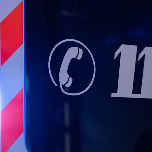 Die Notfallnummer 112 steht auf einem Rettungswagen