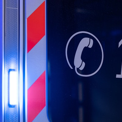 Die Notfallnummer 112 steht auf einem Rettungswagen