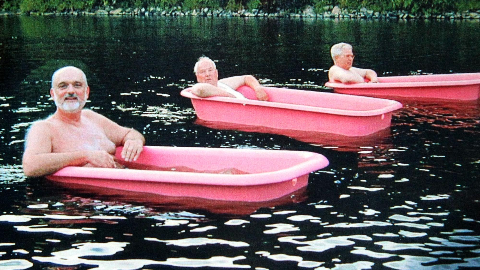 Das Bad in der Sieg nahm Wolf-Rüdiger Weisbach (vorn) 1999 während der Aktion „Kunst im Fluss“.