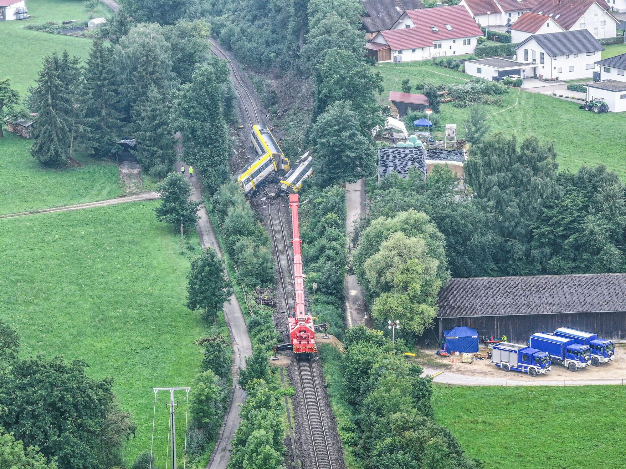 Ein Regionalexpress entgleist und reißt drei Menschen in den Tod.