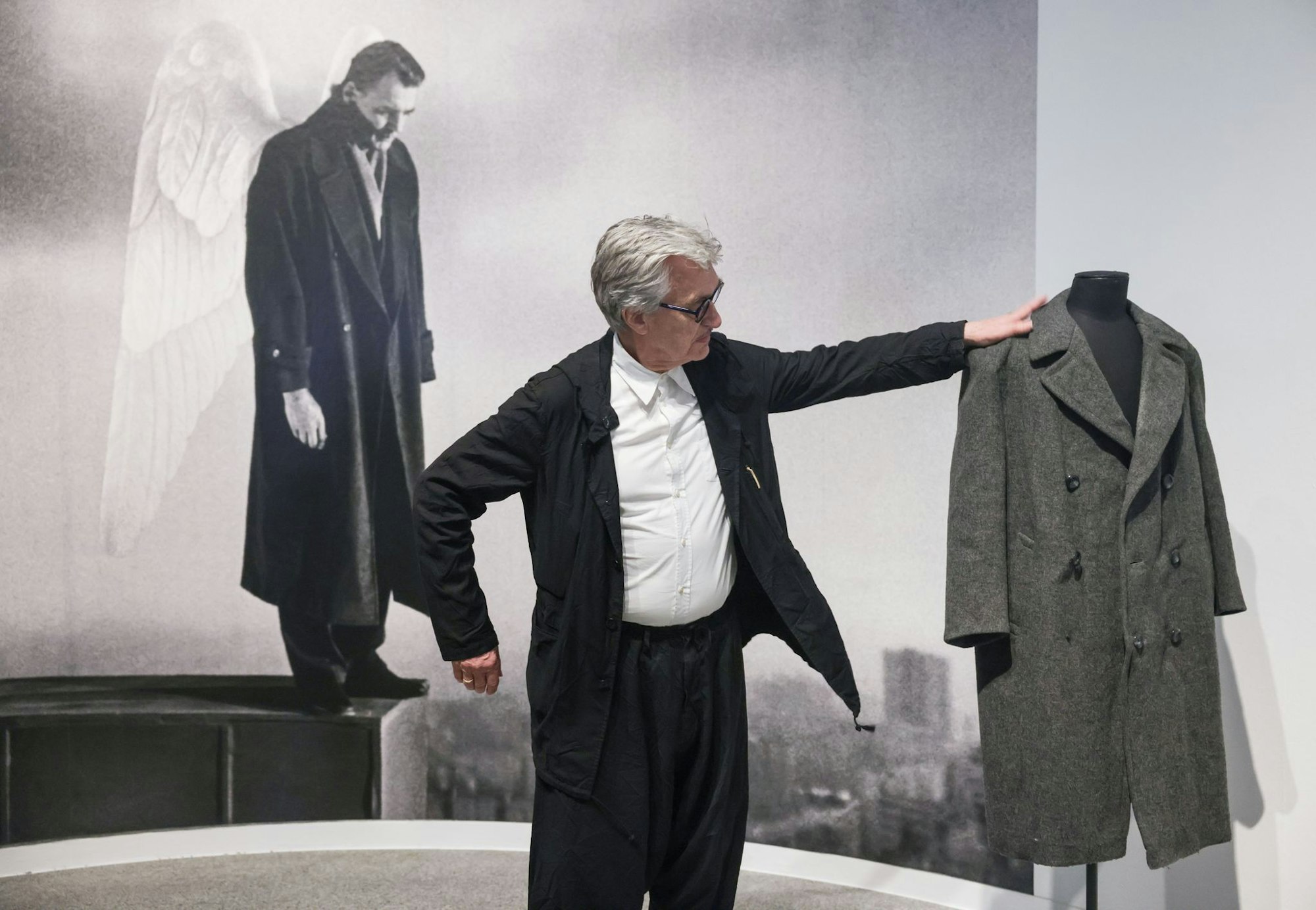 Der Mantel von Bruno Ganz aus «Der Himmel über Berlin» ist ein Höhepunkt der Ausstellung.