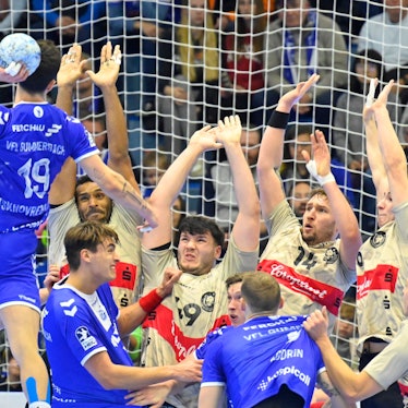 Eine Spielsituation zwischen den Handballmannschaften VfL Gummersbach und Bergischer HC.