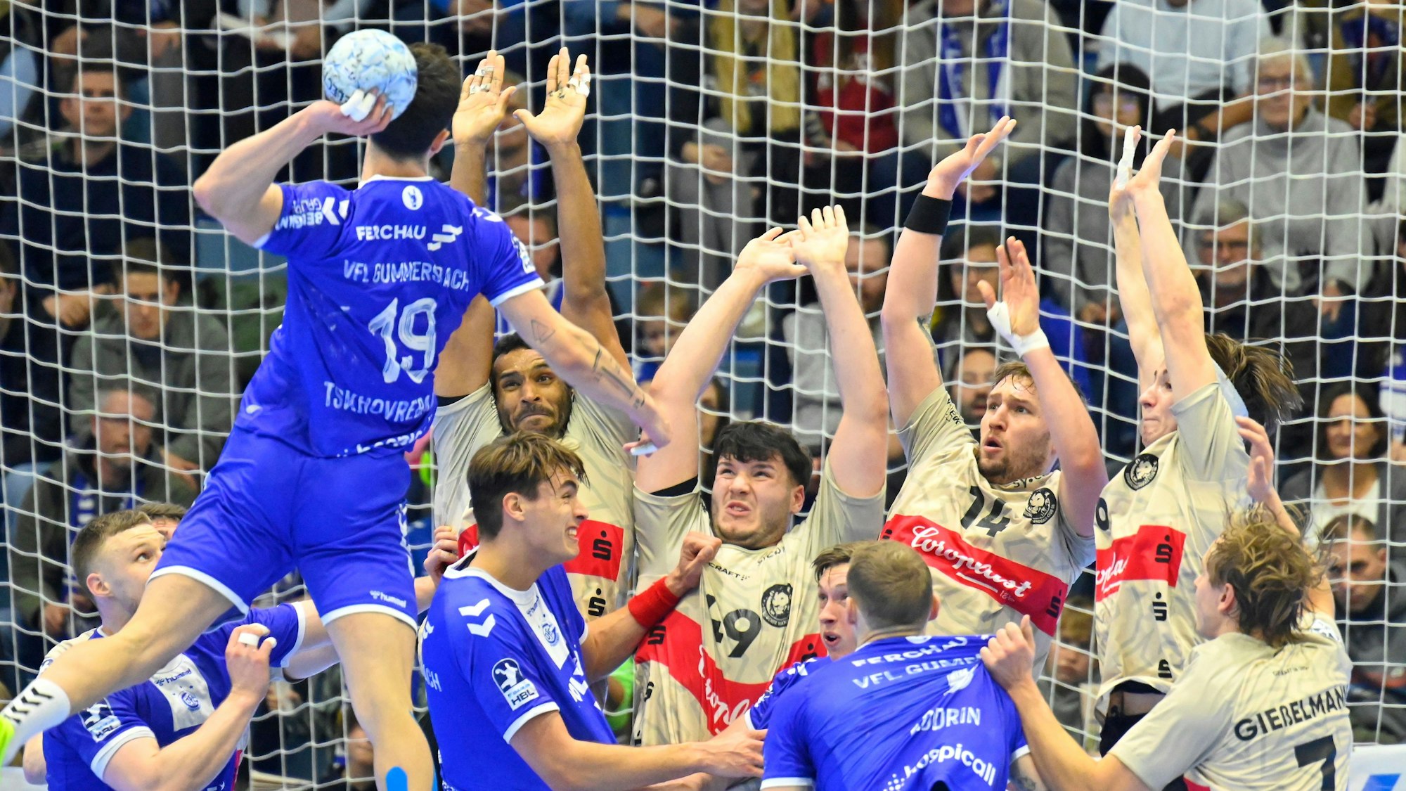 Eine Spielsituation zwischen den Handballmannschaften VfL Gummersbach und Bergischer HC.