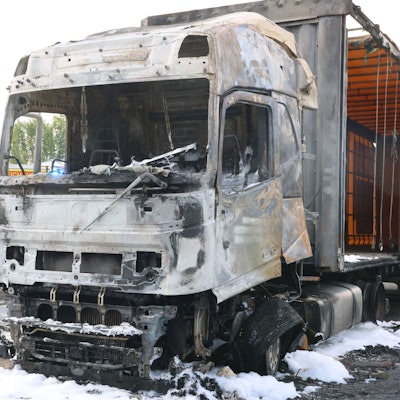 Ein ausgebrannter Lkw.