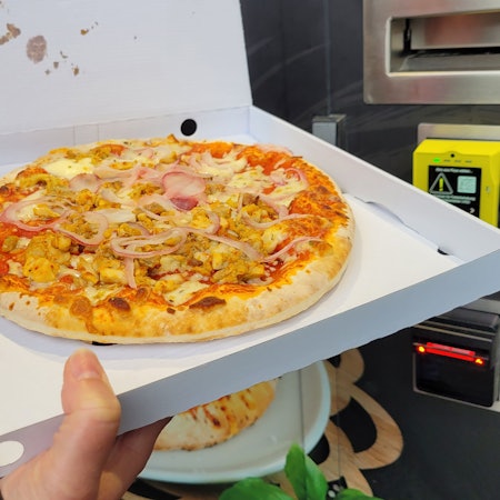 Am Busbahnhof in Waldbröl ist das Experiment „Pizza-Automat“ gescheitert: Die Maschine ist abgebaut, jetzt gibt es an der Brölbahnstraße Kaffee aus der Maschine.