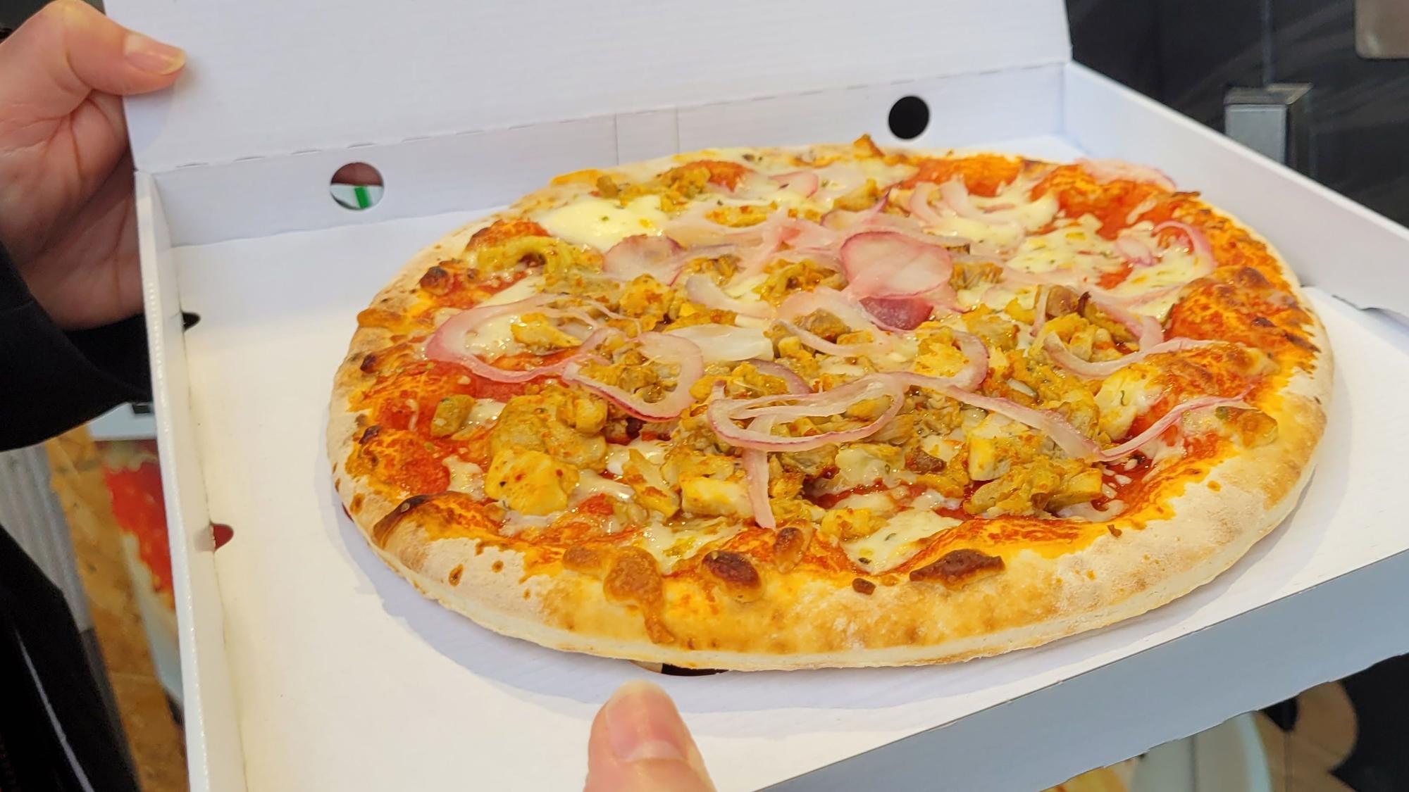 Am Busbahnhof in Waldbröl ist das Experiment „Pizza-Automat“ gescheitert: Die Maschine ist abgebaut, jetzt gibt es an der Brölbahnstraße Kaffee aus der Maschine.