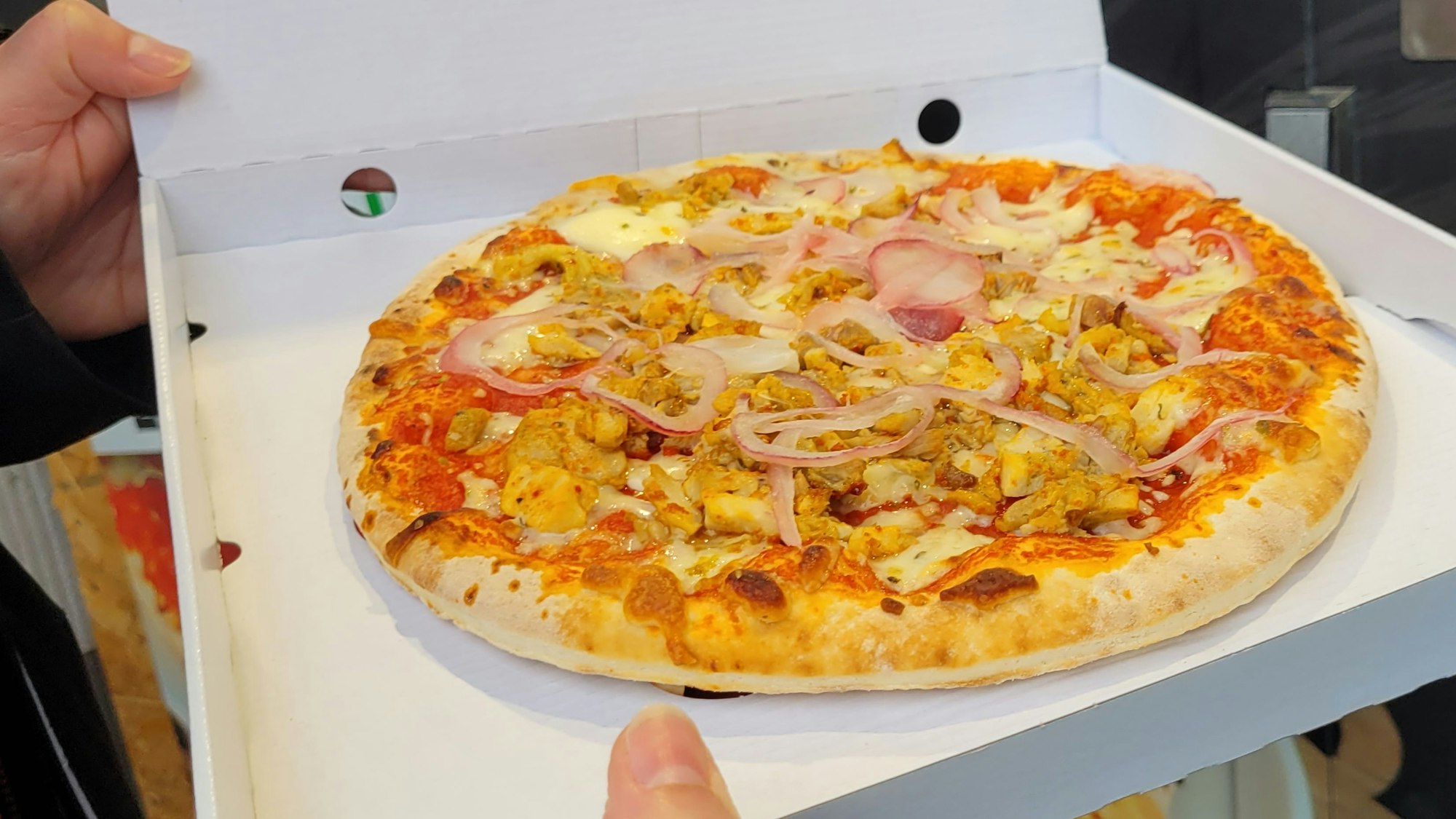 Am Busbahnhof in Waldbröl ist das Experiment „Pizza-Automat“ gescheitert: Die Maschine ist abgebaut, jetzt gibt es an der Brölbahnstraße Kaffee aus der Maschine.