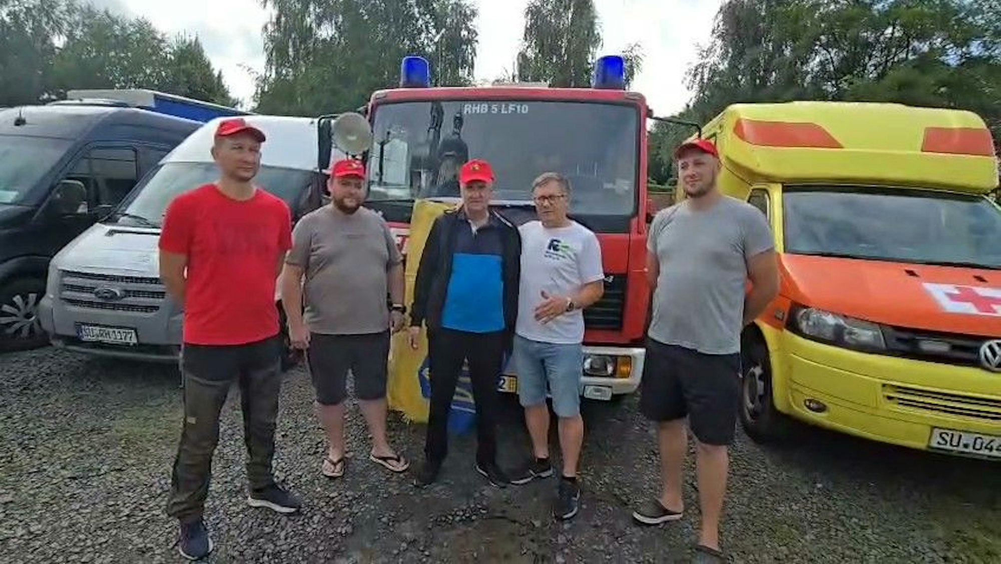 Übergabe von Feuerwehr- und Krankenwagen aus Rheinbach an Valentin.