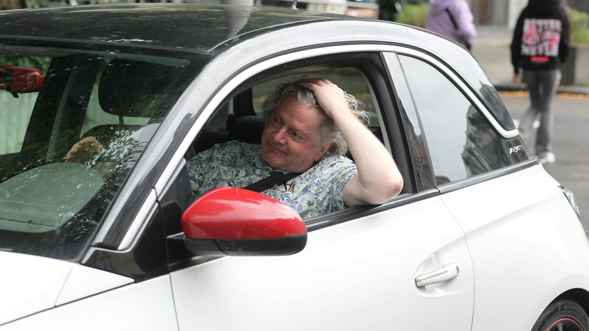 Zum Haareraufen: Am Siegburger Kaiser-Wilhelm-Platz geht es nicht weiter. Vor der Ampel steht Klaus Heuschötter am Ende eine lange Autoschlange.