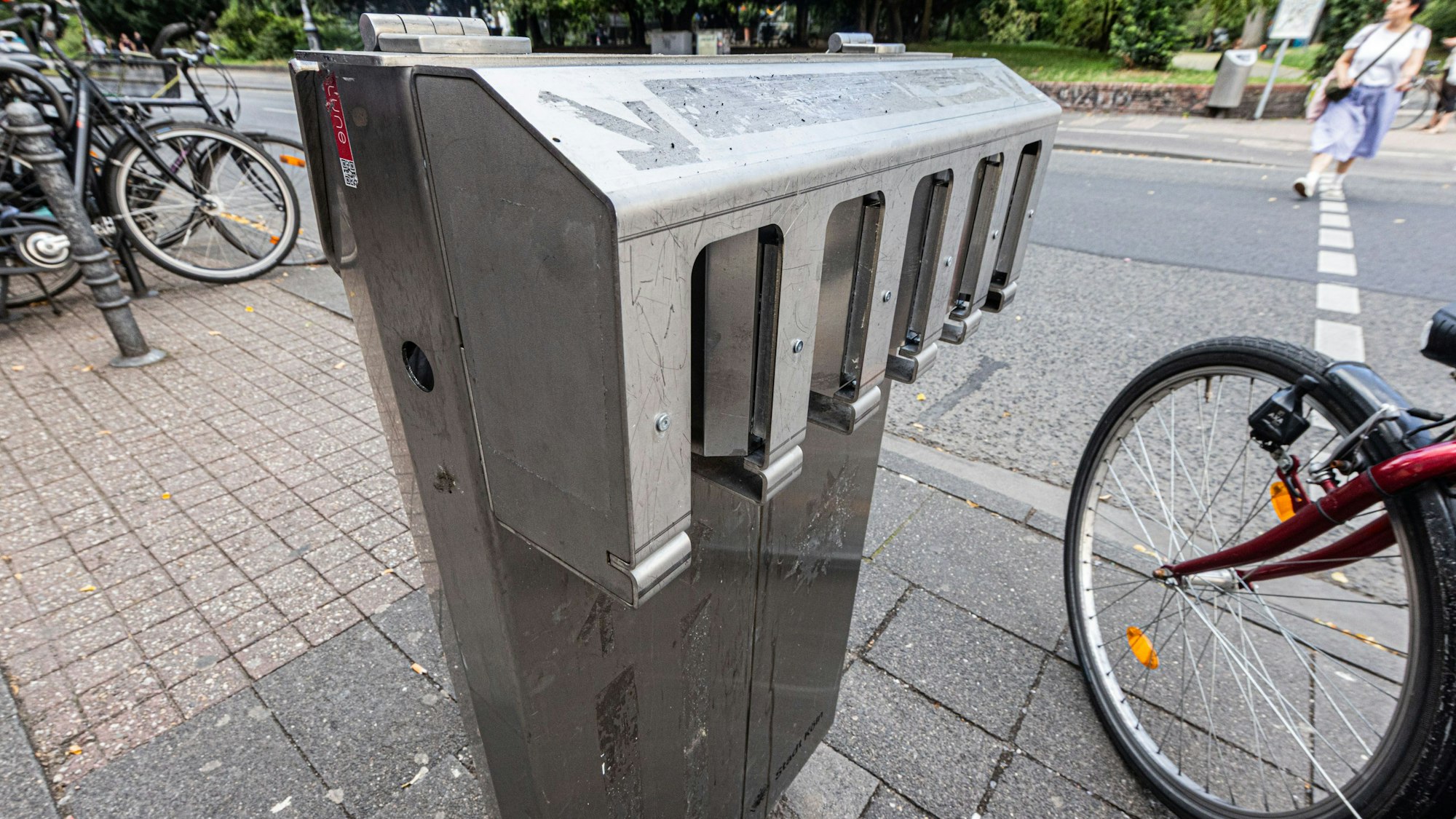 Fünf Pizza-Kartons können in diesem Mülleimer aufgehängt wird.
