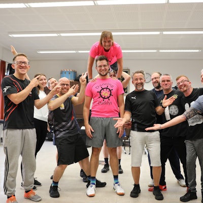 Aus einem Auftritt in Lindlar-Frielingsdorf wurden viele weitere: Heike Feykens (oben) und ihre Männertanzgruppe haben Spaß und begeistern nicht nur in Oberberg auf vielen Festen. Jetzt nimmt die Schar auch am Sommerwettbewerb „Mein größer Gewinn“ dieser Zeitung teil.