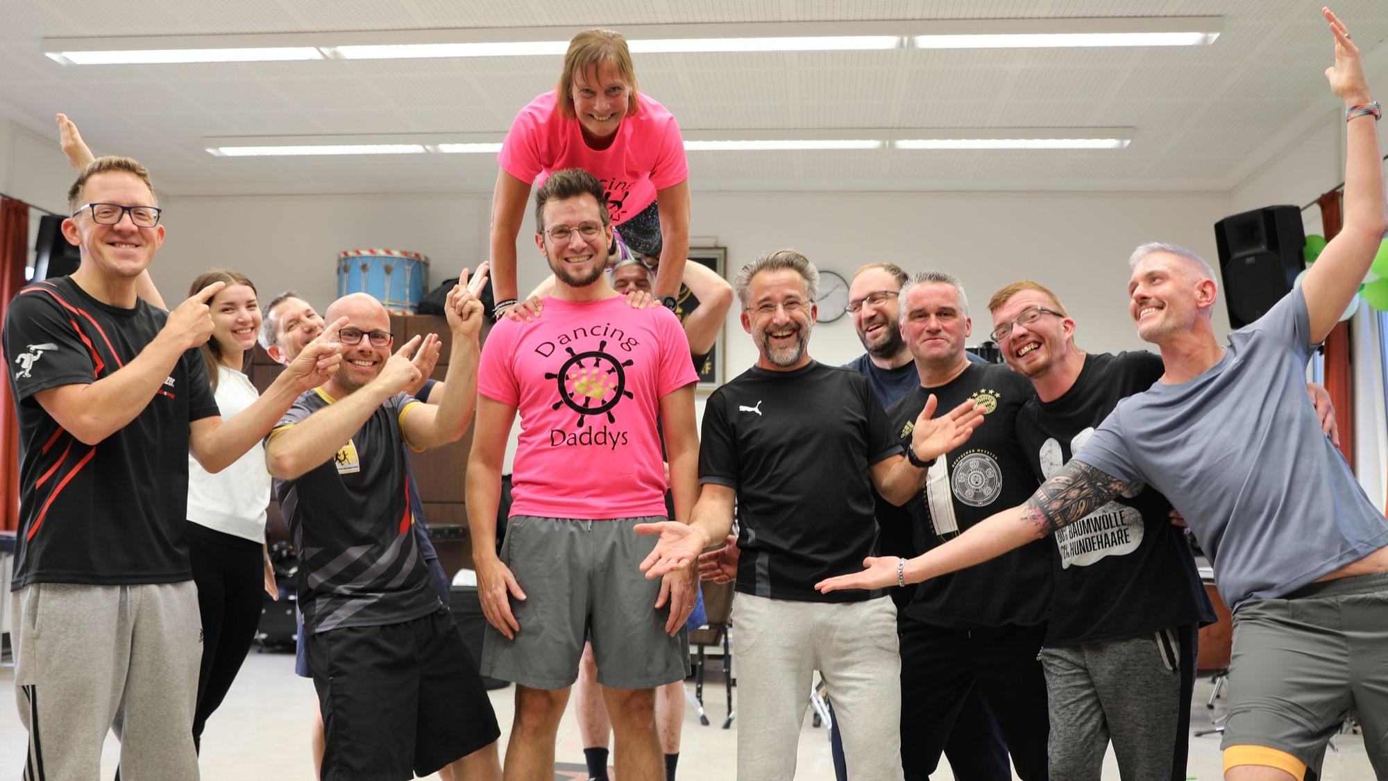 Aus einem Auftritt in Lindlar-Frielingsdorf wurden viele weitere: Heike Feykens (oben) und ihre Männertanzgruppe haben Spaß und begeistern nicht nur in Oberberg auf vielen Festen. Jetzt nimmt die Schar auch am Sommerwettbewerb „Mein größer Gewinn“ dieser Zeitung teil.