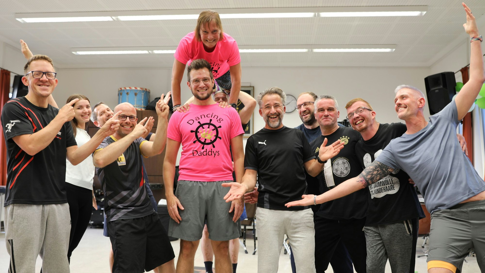 Aus einem Auftritt in Lindlar-Frielingsdorf wurden viele weitere: Heike Feykens (oben) und ihre Männertanzgruppe haben Spaß und begeistern nicht nur in Oberberg auf vielen Festen. Jetzt nimmt die Schar auch am Sommerwettbewerb „Mein größer Gewinn“ dieser Zeitung teil.