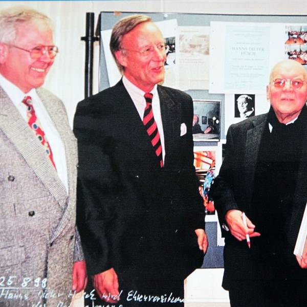 Aus dem Fototagebuch: Wolf-Rüdiger Weisbach mit Hanns Dieter Hüsch, dem Kölner RP Franz-Josef Antwerpes und Bürgermeister Udo Scharnhorst (v.r.) im August 1998.