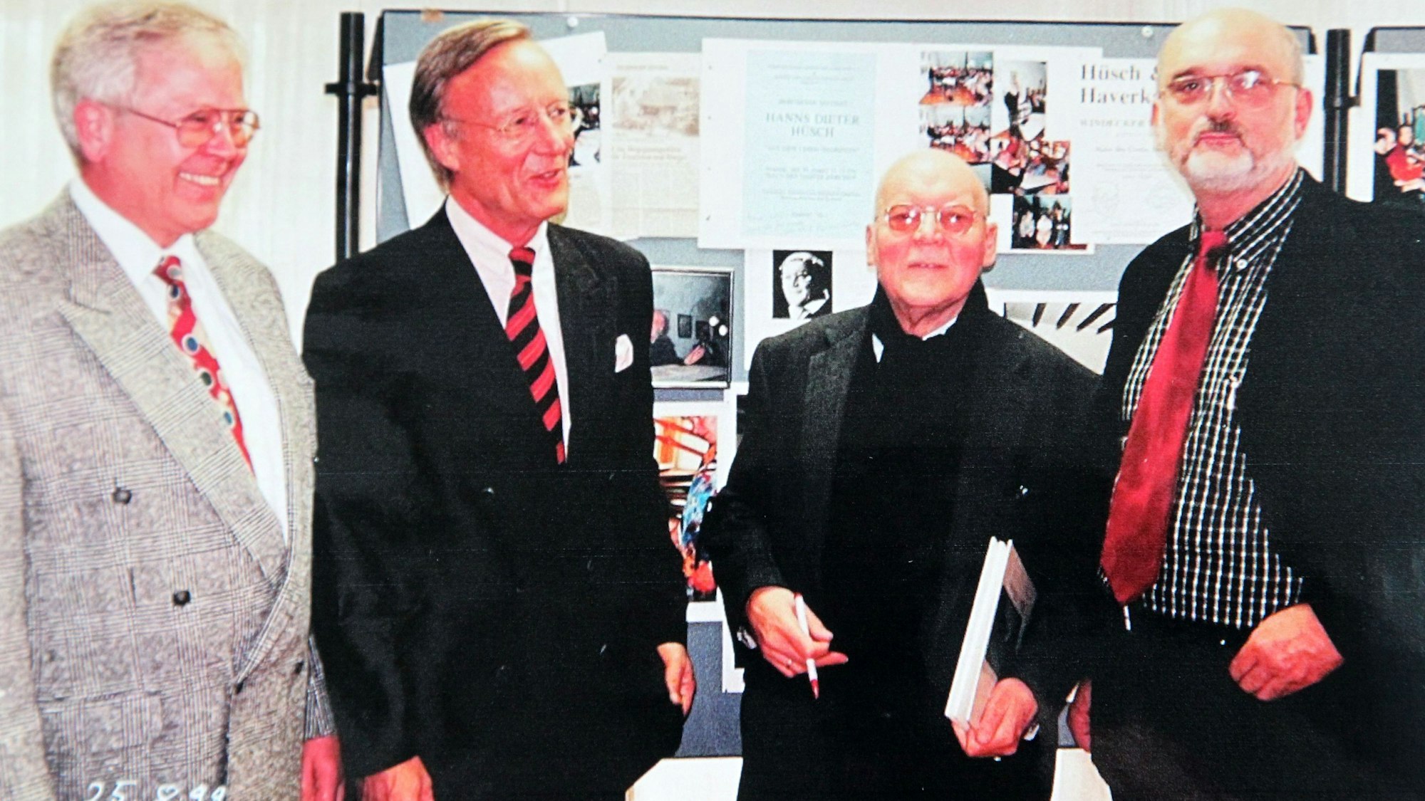 Aus dem Fototagebuch: Wolf-Rüdiger Weisbach mit Hanns Dieter Hüsch, dem Kölner RP Franz-Josef Antwerpes und Bürgermeister Udo Scharnhorst (v.r.) im August 1998.