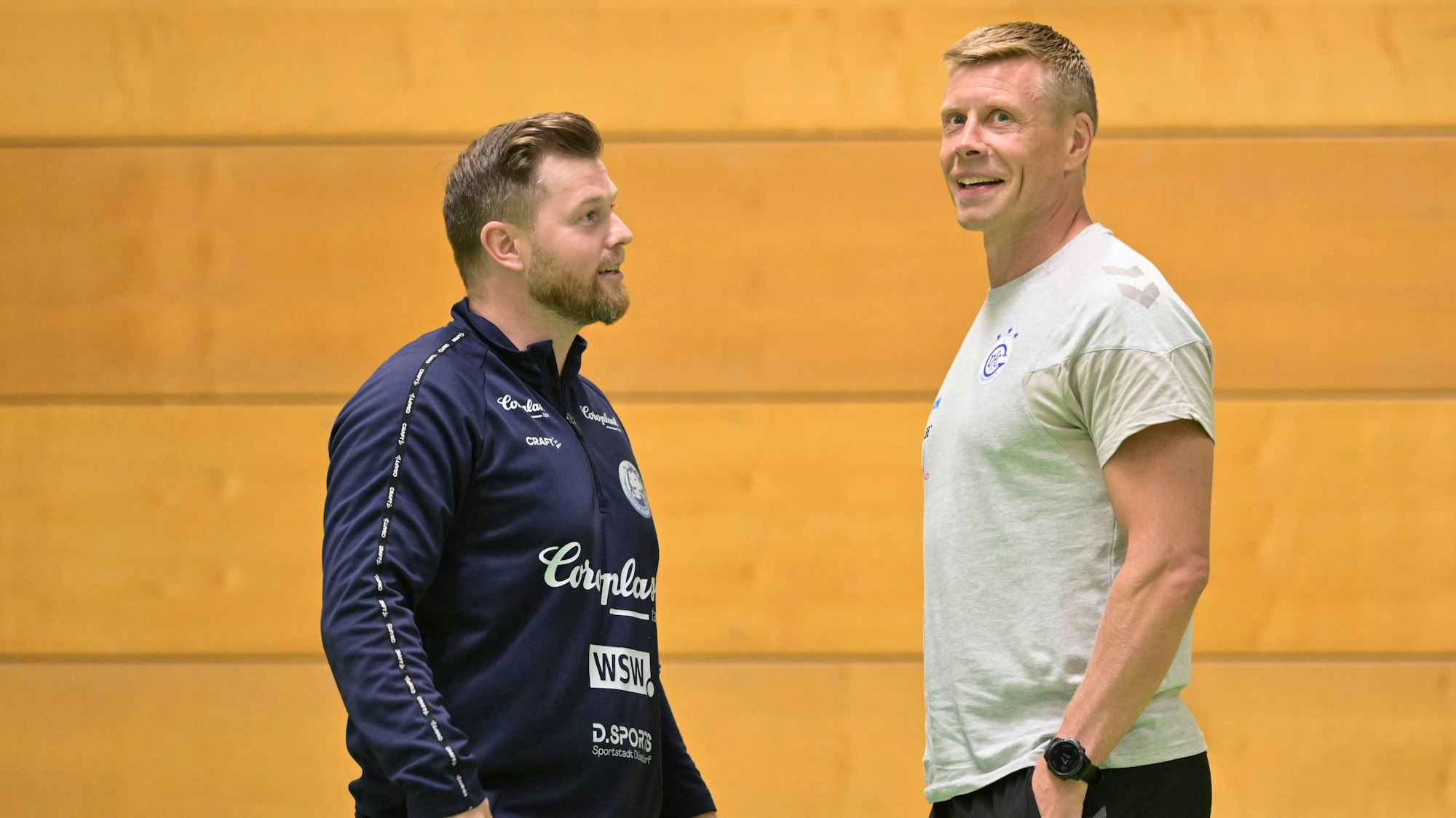 Die Isländer Gudjon Valur Sigurdsson und Arnor Gunnarsson stehen nebeneinander.