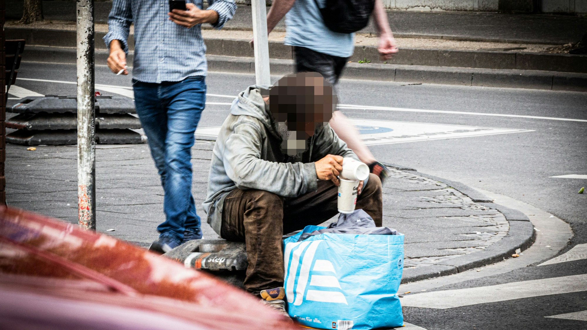 Alltägliches Bild: Drogenkonsumenten in der Lungengasse.