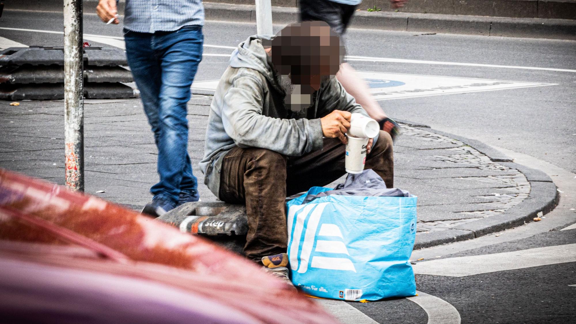 Nach dem Konsum von Drogen sitzen Menschen oftmals bewusstseinsbeeinträchtigt und hilflos im öffentlichen Raum wie hier in der Lungengasse am Neumarkt.