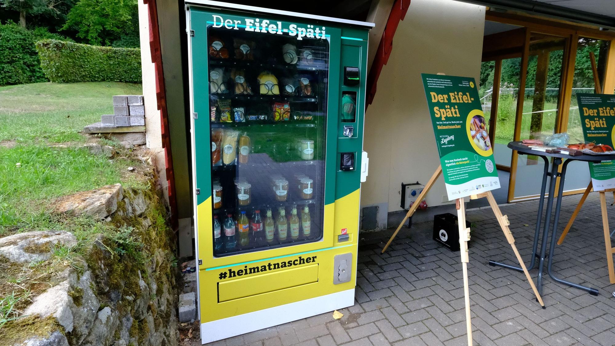 Ein grün und gelb lackierter Verkaufsautomat mit der Aufschrift Eifel-Späti in Zerkall.