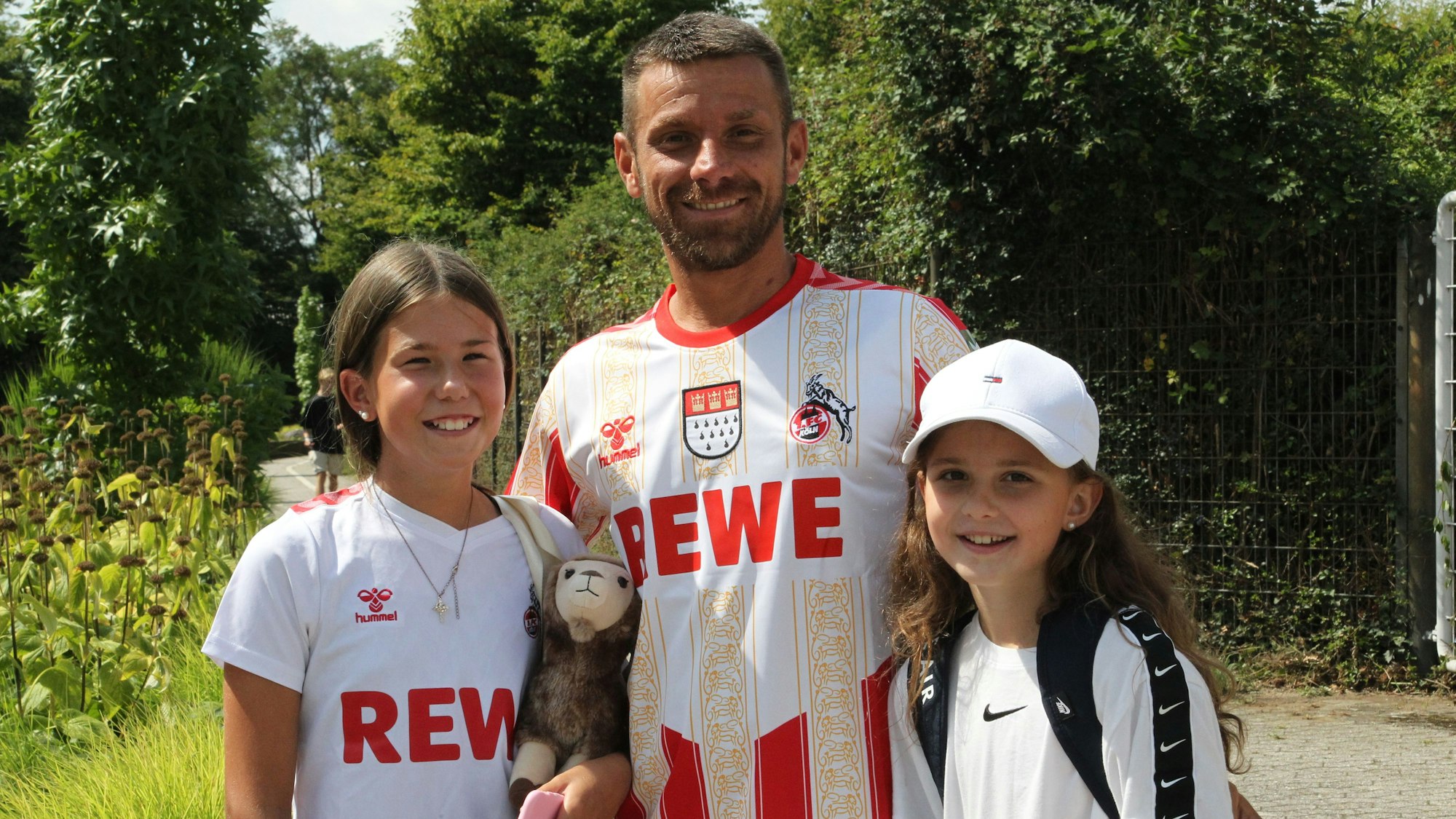 Andreas Jost aus Lohmar-Birk mit Tochter Luisa (l.) und Nichte Xenia waren die ersten Fans des 1. FC Köln.