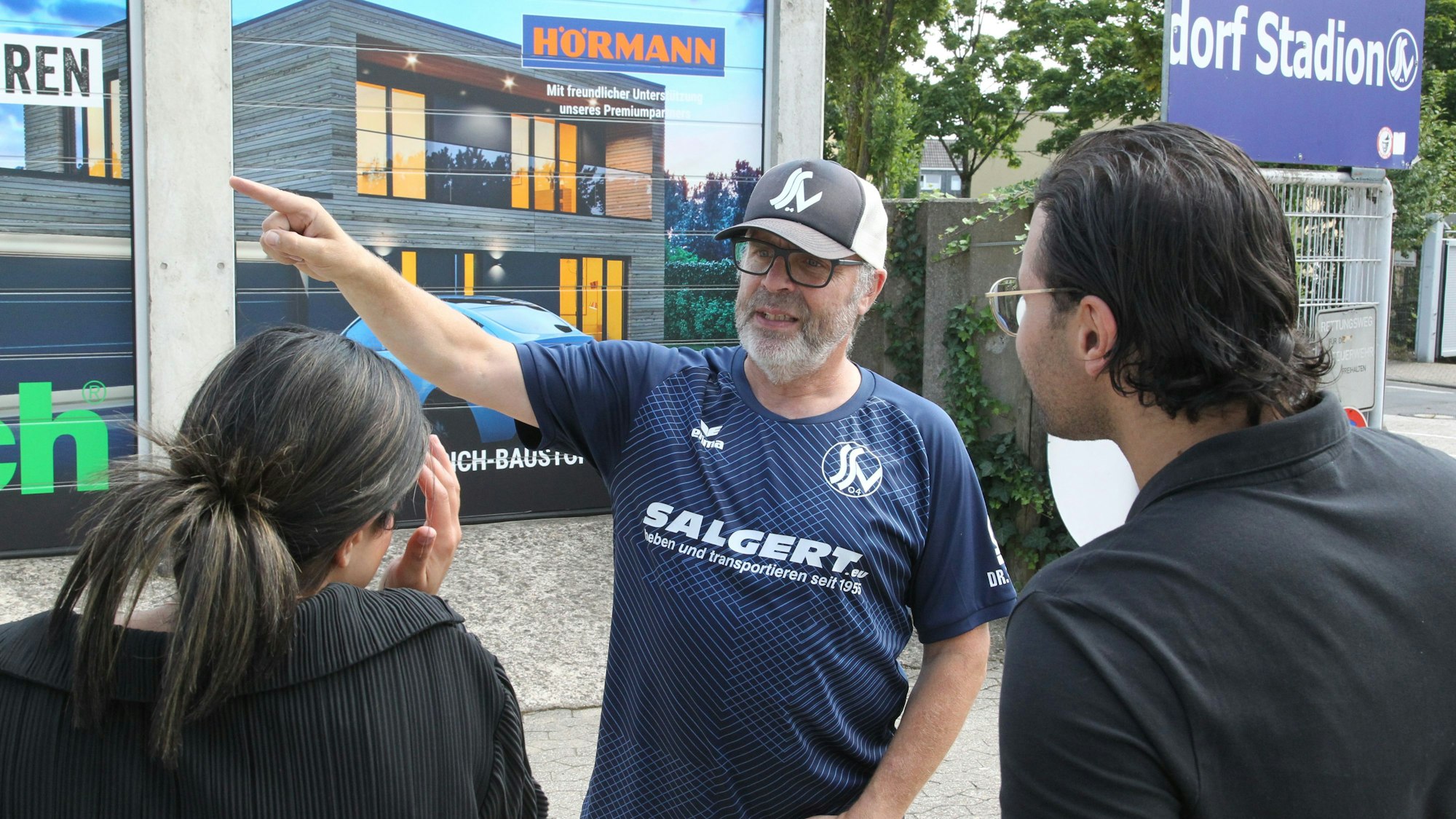 Siegburgs Sportlicher Leiter Oliver Bonato weist die Ordner ein.