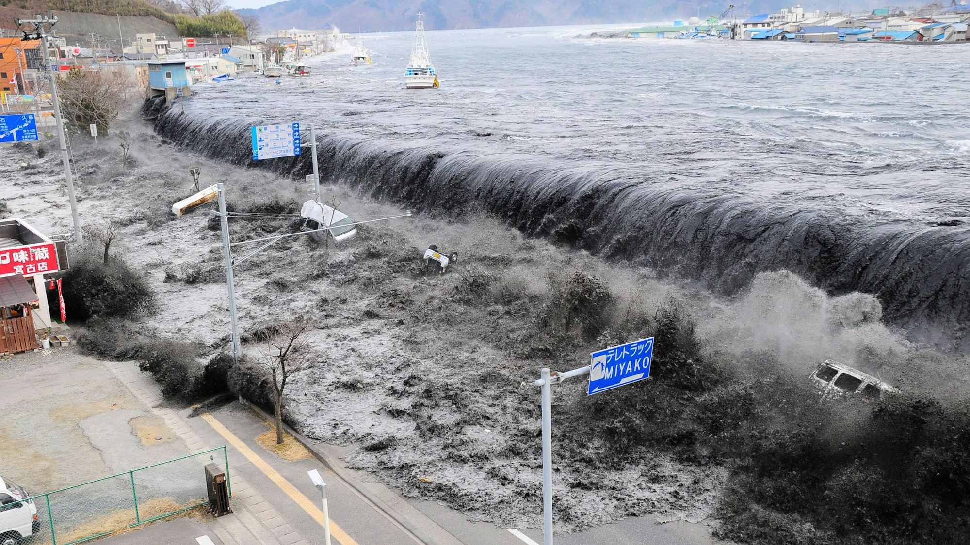 Meterhohe Wellen überfluten einen Deich in der Nähe der Mündung des Hei-Flusses. Vor zehn Jahren am 11.03.2011 verursachten ein Erdbeben und ein Tsunami einen Super-GAU im Atomkraftwerk Fukushima. (Archivbild)
