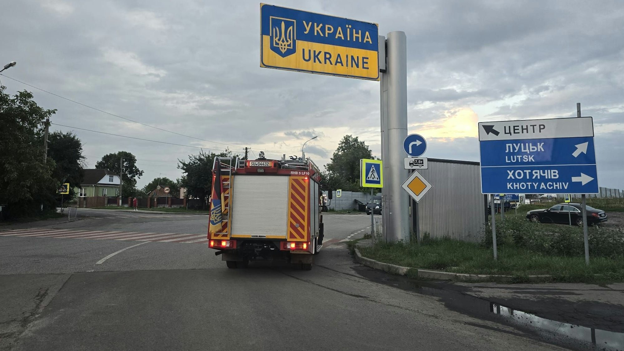 Der Feuerwehrwagen aus Oberdrees biegt zum Übergabeort in der Ukraine ab.