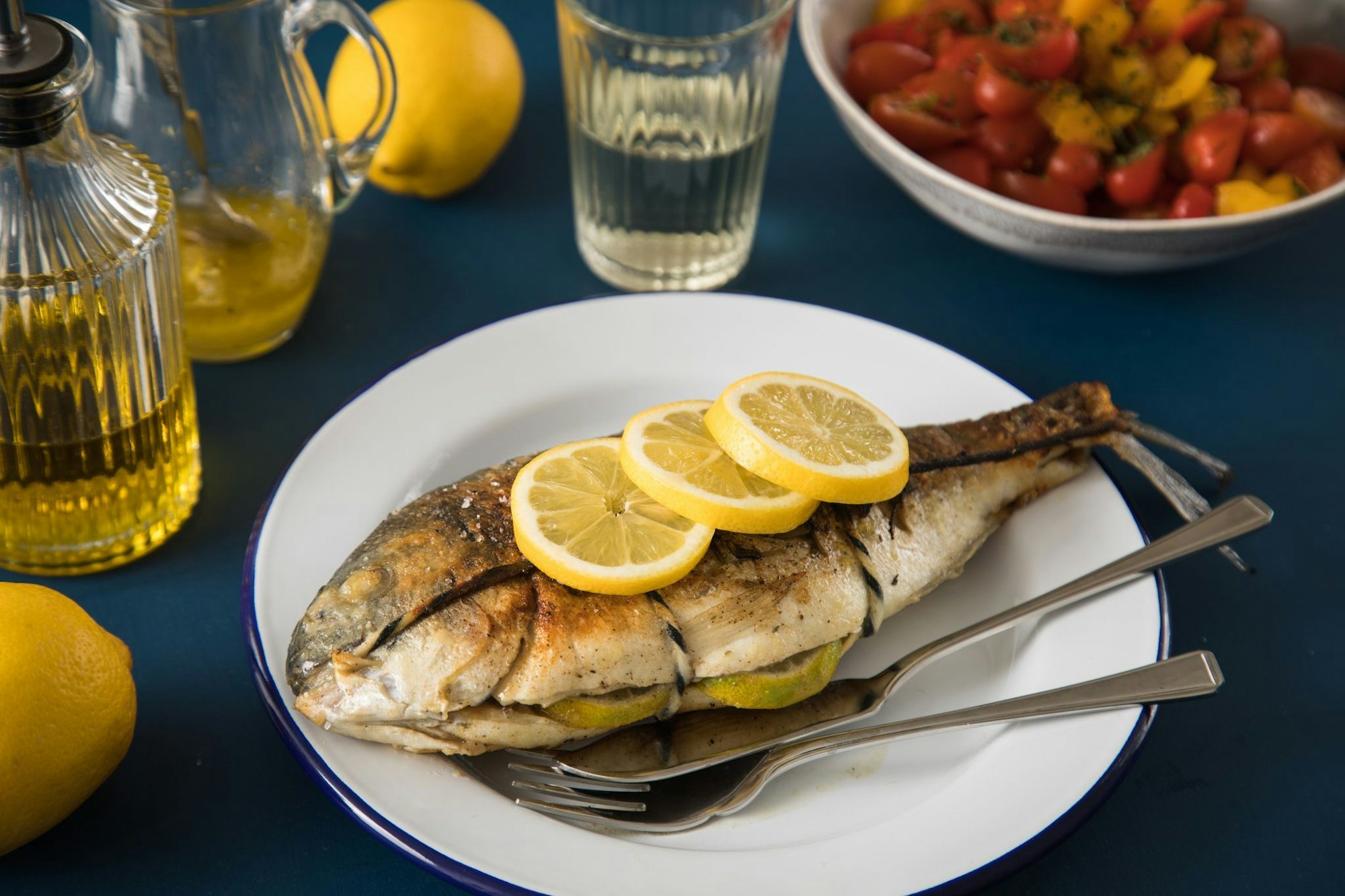 Ein leichtes Abendessen, das nach Urlaub schmeckt: Fisch mit Zitrone und Tomatensalat.