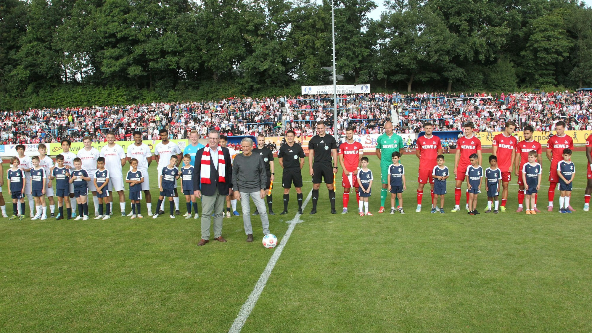 Benefizspiel des 1. FC Köln beim Siegburger SV 04: Wolfgang Overath hatte das Spiel vor zwei Jahren zum 80. Geburtstag geschenkt bekommen.