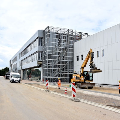 Zu sehen ist das im Bau befindliche Unternehmensgebäude.