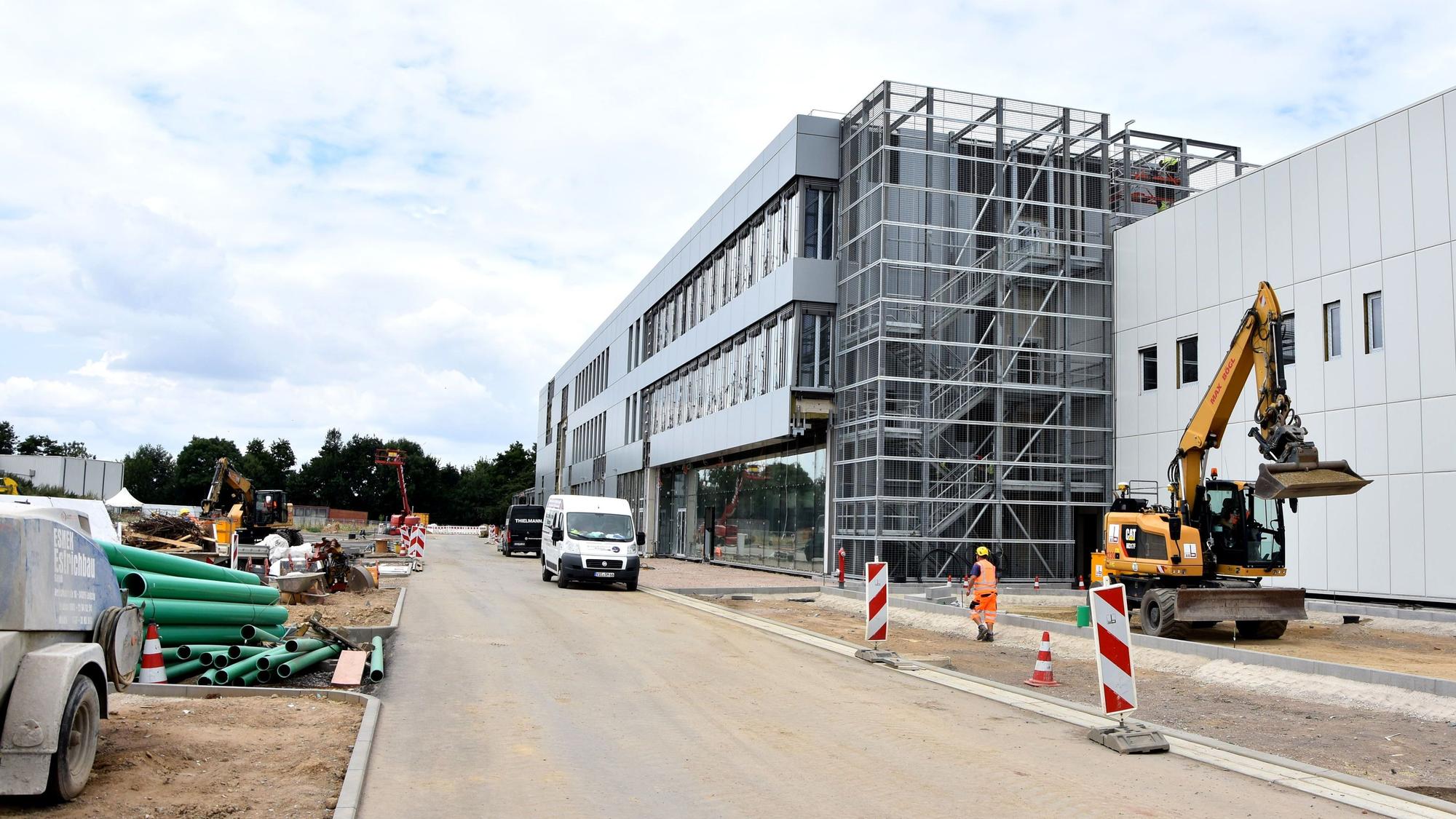 Zu sehen ist das im Bau befindliche Unternehmensgebäude.